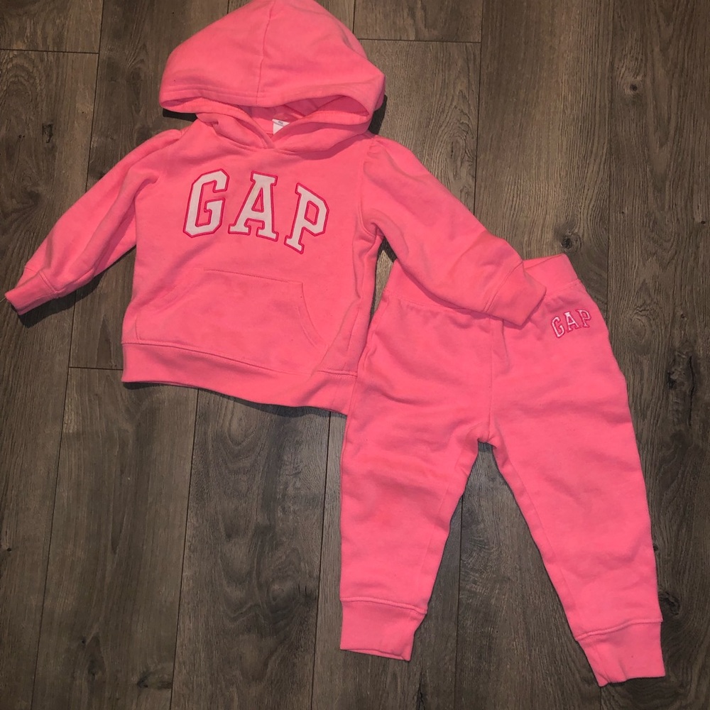 Cute gap toddler sweatsuit, size 2T